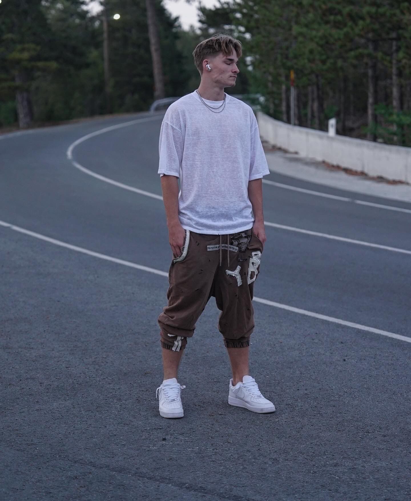 מכנסיים מעוצבים של יובל ברגור - עיצוב מינימלי בשחור לבן